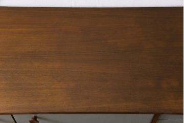 ヴィンテージ家具　北欧ビンテージ　丸い取っ手がアクセントになった淡いペイントカラーのサイドボード(テレビボード、収納棚)