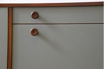 ヴィンテージ家具　北欧ビンテージ　丸い取っ手がアクセントになった淡いペイントカラーのサイドボード(テレビボード、収納棚)