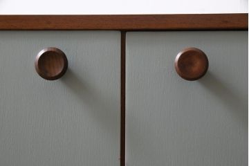 ヴィンテージ家具　北欧ビンテージ　丸い取っ手がアクセントになった淡いペイントカラーのサイドボード(テレビボード、収納棚)