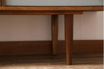 ヴィンテージ家具　北欧ビンテージ　丸い取っ手がアクセントになった淡いペイントカラーのサイドボード(テレビボード、収納棚)