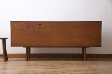 ヴィンテージ家具　北欧ビンテージ　丸い取っ手がアクセントになった淡いペイントカラーのサイドボード(テレビボード、収納棚)