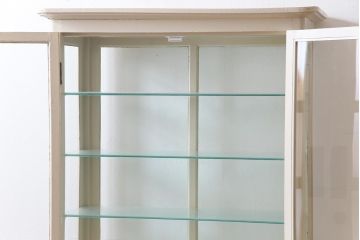 ペイント家具　4面ガラス　アイボリーのレトロなケビントガラスケース(陳列棚、ショーケース、飾り棚)