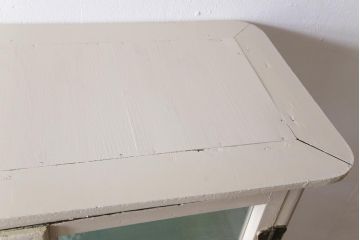 ペイント家具　4面ガラス　アイボリーのレトロなケビントガラスケース(陳列棚、ショーケース、飾り棚)