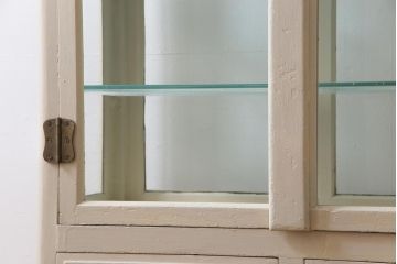 ペイント家具　4面ガラス　アイボリーのレトロなケビントガラスケース(陳列棚、ショーケース、飾り棚)