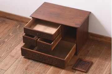 和製アンティーク　指物家具　総ケヤキ材　優美な彫刻が施された上手物の小引き出し(引き出し、サイドチェスト)