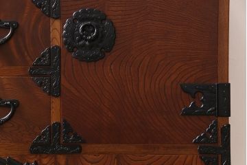 中古　岩谷堂箪笥　脚付リメイク　金具が存在感を放つ開き戸付き整理箪笥(チェスト、和タンス)