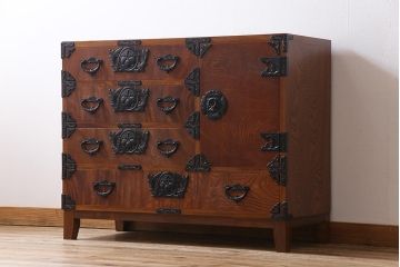 中古　岩谷堂箪笥　脚付リメイク　金具が存在感を放つ開き戸付き整理箪笥(チェスト、和タンス)