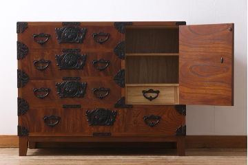 中古　岩谷堂箪笥　脚付リメイク　金具が存在感を放つ開き戸付き整理箪笥(チェスト、和タンス)