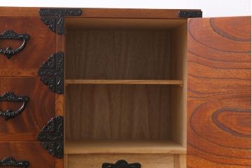 中古　岩谷堂箪笥　脚付リメイク　金具が存在感を放つ開き戸付き整理箪笥(チェスト、和タンス)