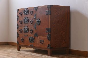 中古　岩谷堂箪笥　脚付リメイク　金具が存在感を放つ開き戸付き整理箪笥(チェスト、和タンス)