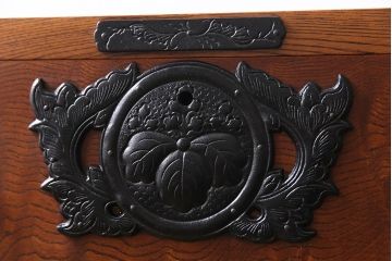 中古　岩谷堂箪笥　脚付リメイク　金具が存在感を放つ開き戸付き整理箪笥(チェスト、和タンス)