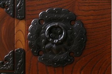 中古　岩谷堂箪笥　脚付リメイク　金具が存在感を放つ開き戸付き整理箪笥(チェスト、和タンス)