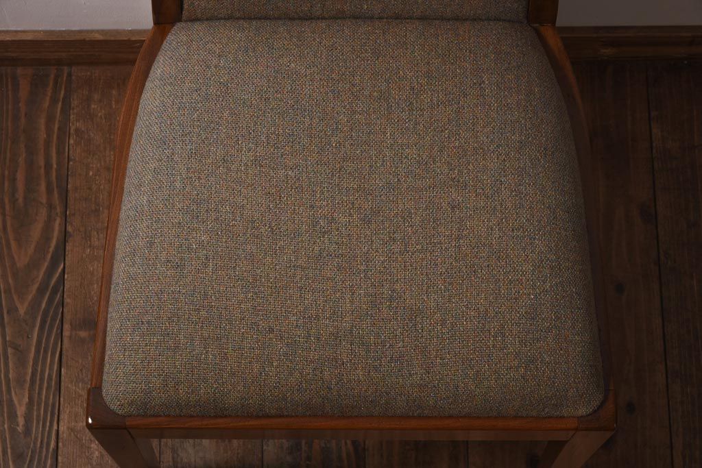 ヴィンテージ家具　北欧ビンテージ　G-PLAN(ジープラン)　しなやかなラインが魅力的なダイニングチェア(ワークチェア、椅子)(1)