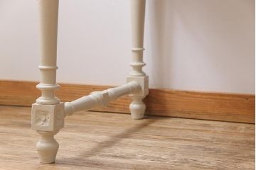 ヴィンテージ家具　フランスビンテージ　楡(ニレ)材　華やかなレリーフが目を引くペイントテーブル(ダイニングテーブル)