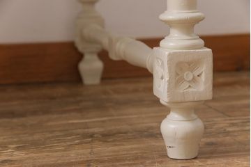 ヴィンテージ家具　フランスビンテージ　楡(ニレ)材　華やかなレリーフが目を引くペイントテーブル(ダイニングテーブル)