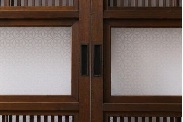 昭和レトロ　変わり花菱ガラス　裏障子枠付き　細い桟が涼しげな格子戸(ガラス帯戸、引き戸、建具)2枚セット