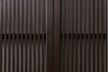 昭和初期　市松模様ガラス　和モダンな雰囲気高まる格子戸(ガラス帯戸、引き戸、建具)2枚セット