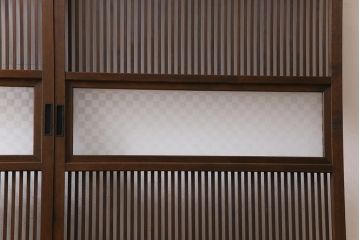 昭和初期　市松模様ガラス　和モダンな雰囲気高まる格子戸(ガラス帯戸、引き戸、建具)2枚セット