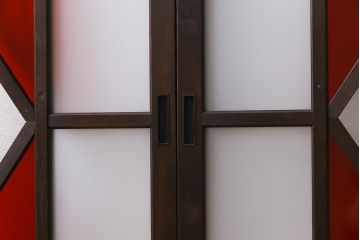 昭和レトロ　色ガラス入り　菱型のデザインがおしゃれなガラス戸(引き戸、建具、窓)2枚セット