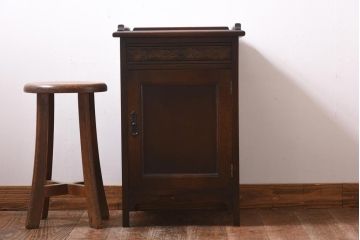 中古　イギリス輸入家具　オーク材　葡萄の彫刻がおしゃれなサイドテーブル(ナイトテーブル)(定価約12万円)(1)