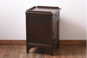 中古　イギリス輸入家具　オーク材　葡萄の彫刻がおしゃれなサイドテーブル(ナイトテーブル)(定価約12万円)(1)