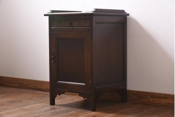 中古　イギリス輸入家具　オーク材　葡萄の彫刻がおしゃれなサイドテーブル(ナイトテーブル)(定価約12万円)(1)