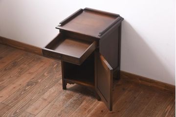 中古　イギリス輸入家具　オーク材　葡萄の彫刻がおしゃれなサイドテーブル(ナイトテーブル)(定価約12万円)(1)