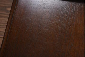 中古　イギリス輸入家具　オーク材　葡萄の彫刻がおしゃれなサイドテーブル(ナイトテーブル)(定価約12万円)(1)