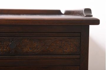中古　イギリス輸入家具　オーク材　葡萄の彫刻がおしゃれなサイドテーブル(ナイトテーブル)(定価約12万円)(1)