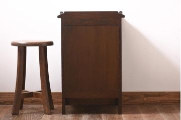 中古　イギリス輸入家具　オーク材　葡萄の彫刻がおしゃれなサイドテーブル(ナイトテーブル)(定価約12万円)(1)