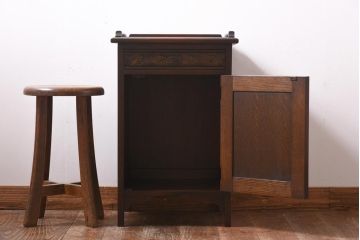 中古　イギリス輸入家具　オーク材　葡萄の彫刻がおしゃれなサイドテーブル(ナイトテーブル)(定価約12万円)(2)