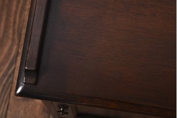 中古　イギリス輸入家具　オーク材　葡萄の彫刻がおしゃれなサイドテーブル(ナイトテーブル)(定価約12万円)(2)