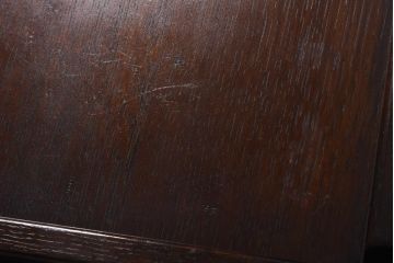 中古　イギリス輸入家具　オーク材　葡萄の彫刻がおしゃれなサイドテーブル(ナイトテーブル)(定価約12万円)(2)