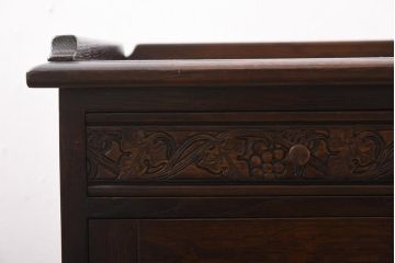 中古　イギリス輸入家具　オーク材　葡萄の彫刻がおしゃれなサイドテーブル(ナイトテーブル)(定価約12万円)(2)
