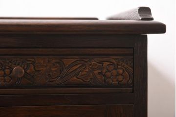 中古　イギリス輸入家具　オーク材　葡萄の彫刻がおしゃれなサイドテーブル(ナイトテーブル)(定価約12万円)(2)