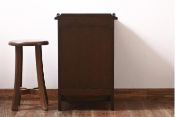 中古　イギリス輸入家具　オーク材　葡萄の彫刻がおしゃれなサイドテーブル(ナイトテーブル)(定価約12万円)(2)