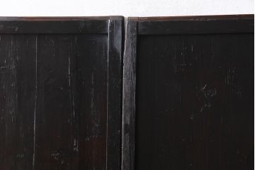 和製アンティーク　杉材　濃い色合いが渋さを醸し出す板戸(帯戸、引き戸、建具)2枚セット