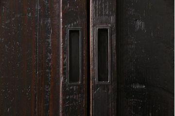 和製アンティーク　杉材　濃い色合いが渋さを醸し出す板戸(帯戸、引き戸、建具)2枚セット