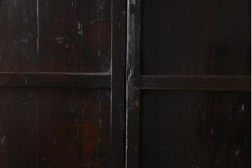 和製アンティーク　杉材　濃い色合いが渋さを醸し出す板戸(帯戸、引き戸、建具)2枚セット