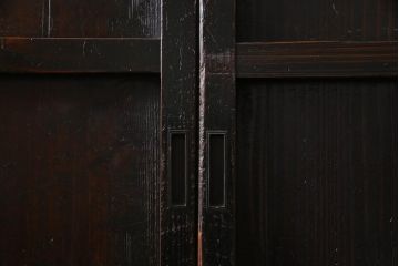 和製アンティーク　杉材　濃い色合いが渋さを醸し出す板戸(帯戸、引き戸、建具)2枚セット