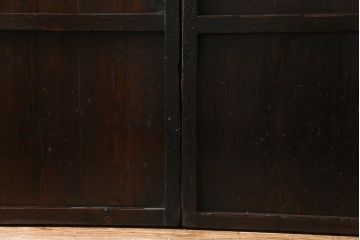 和製アンティーク　杉材　濃い色合いが渋さを醸し出す板戸(帯戸、引き戸、建具)2枚セット