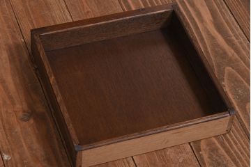 中古　イギリス輸入家具　オーク材　オープンラック　葡萄の彫刻がおしゃれなサイドテーブル(ナイトテーブル)