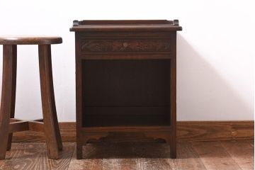中古　イギリス輸入家具　オーク材　オープンラック　葡萄の彫刻がおしゃれなサイドテーブル(ナイトテーブル)