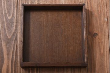 中古　イギリス輸入家具　オーク材　オープンラック　葡萄の彫刻がおしゃれなサイドテーブル(ナイトテーブル)