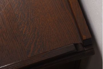 中古　イギリス輸入家具　オーク材　オープンラック　葡萄の彫刻がおしゃれなサイドテーブル(ナイトテーブル)