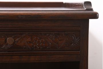 中古　イギリス輸入家具　オーク材　オープンラック　葡萄の彫刻がおしゃれなサイドテーブル(ナイトテーブル)
