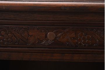 中古　イギリス輸入家具　オーク材　オープンラック　葡萄の彫刻がおしゃれなサイドテーブル(ナイトテーブル)