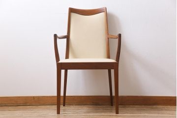 ヴィンテージ家具　北欧ビンテージ　G-PLAN(ジープラン)　白のレザーが可愛らしいアームチェア(ダイニングチェア、椅子)