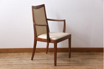 ヴィンテージ家具　北欧ビンテージ　G-PLAN(ジープラン)　白のレザーが可愛らしいアームチェア(ダイニングチェア、椅子)