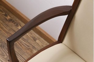 ヴィンテージ家具　北欧ビンテージ　G-PLAN(ジープラン)　白のレザーが可愛らしいアームチェア(ダイニングチェア、椅子)